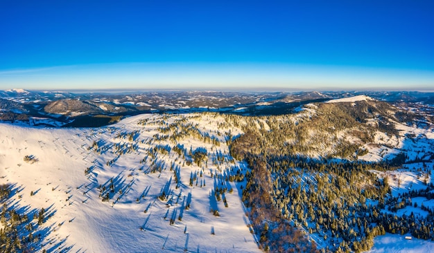 Wspaniałe krajobrazy Karpat pokrytych pierwszym śniegiem na Ukrainie w pobliżu wsi Pylypets