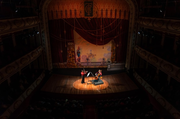Wspaniałe tło teatralne dla klasycznego przedstawienia Koncepcja muzyki klasycznej