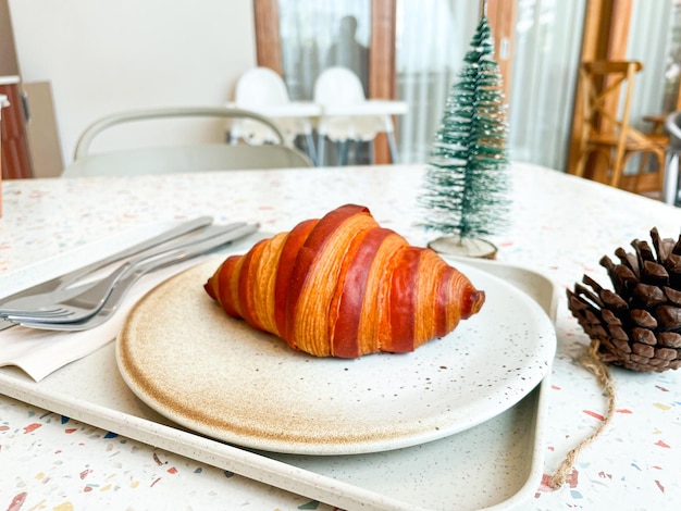 Zdjęcie wspaniałe tradycyjne włoskie śniadanie na marmurowym stole pyszny croissant na talerzu