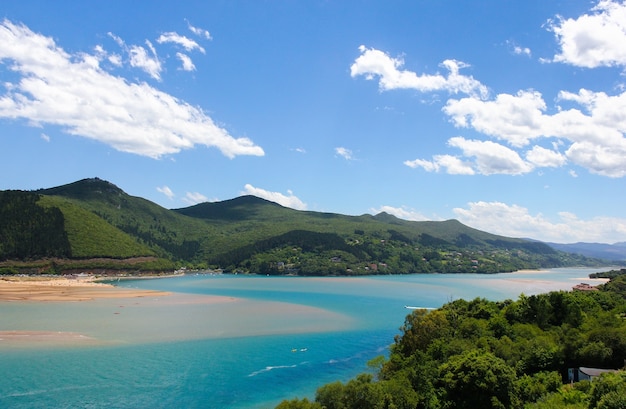 Wspaniałe widoki na rezerwat biosfery Urdaibai z górami i błękitnym niebem w Kraju Basków