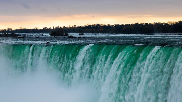 Zdjęcie wspaniałe wodospady niagara podczas wschodu słońca - ontario w kanadzie