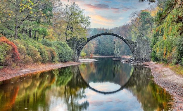 Zdjęcie wspaniały jesienny krajobraz w parku azalea i rhododendron kromlau rakotz most rakotzbrucke most diabłów