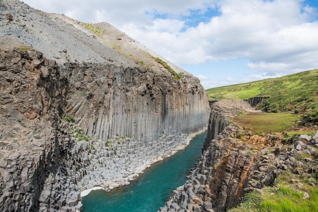 Wspaniały kanion Studlagil w dolinie Jokuldalur na Islandii