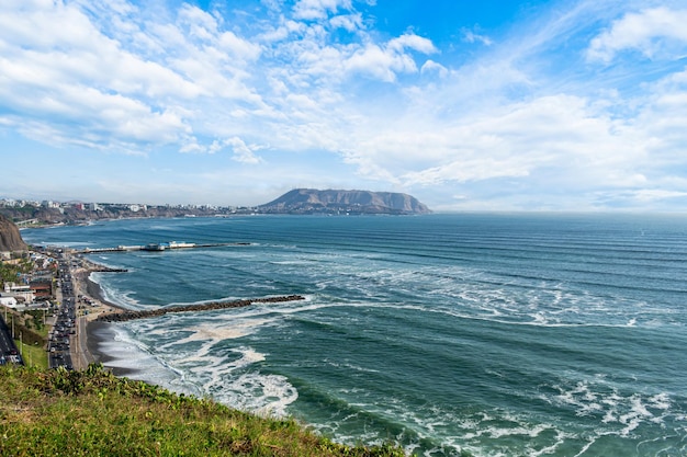 Wspaniały krajobraz naturalny i miejski nad morzem na zielonym wybrzeżu Miraflores - Peru