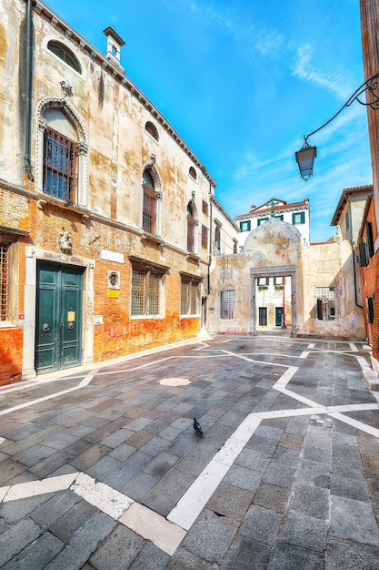 Wspaniały pejzaż Wenecji z wąskimi uliczkami i tradycyjnymi budynkami Lokalizacja Wenecja Region Veneto Włochy Europa