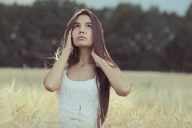 Zdjęcie wspaniały portret pięknej brunetki z długimi włosami