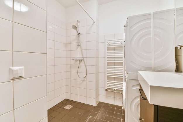 Wspaniały projekt łazienki z ciemną podłogą wyłożoną kafelkami i białymi ścianami