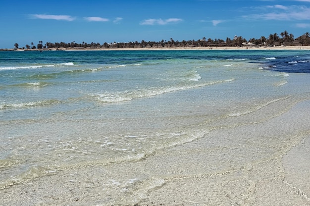 Wspaniały widok na białą piaszczystą plażę laguny i błękitne morze Djerba Tunezja