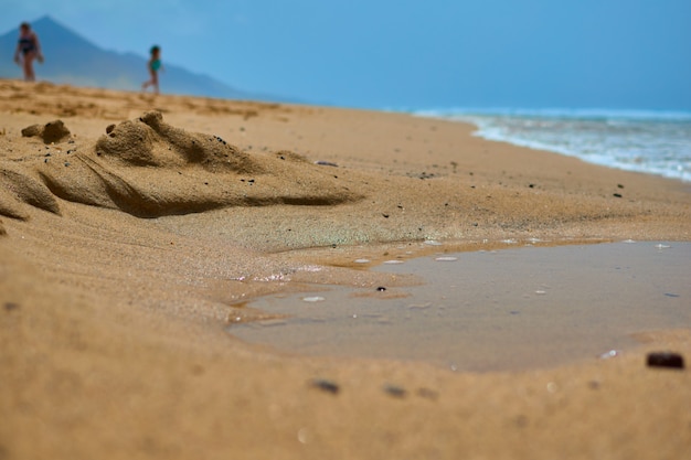 Wspaniały widok na brzeg plaży z małą dziewczynką