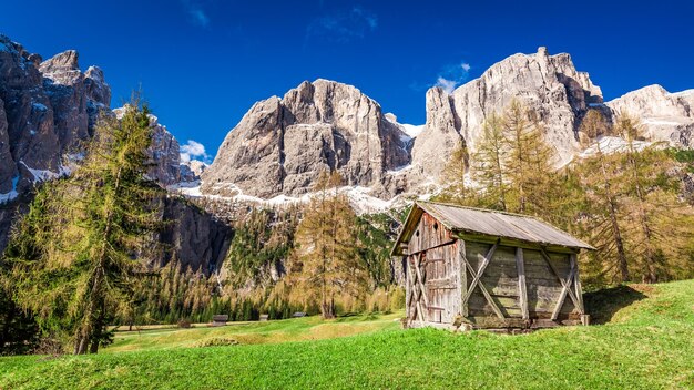 Wspaniały widok na dolinę w Dolomitach Włochy Europa