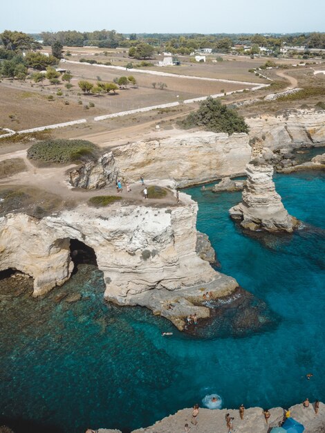 Wspaniały widok na faraglioni di sant'andrea w puglia