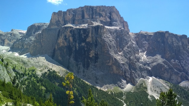 Wspaniały widok na góry Cadini di Misurina w Parku Narodowym Tre Cime di Lavaredo.