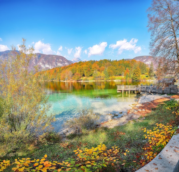 Wspaniały widok na jezioro Bohinj jesienią