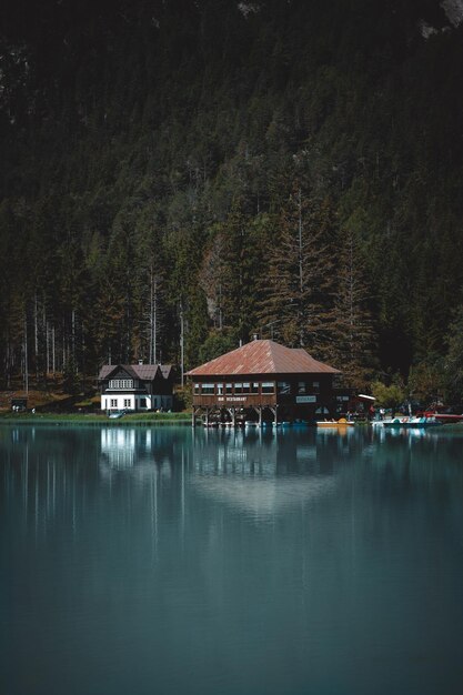 Wspaniały widok na jezioro dobbiaco w Trentino