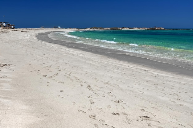 Wspaniały widok na lagunę, białą, piaszczystą plażę i błękitne morze, wyspa Djerba, Tunezja