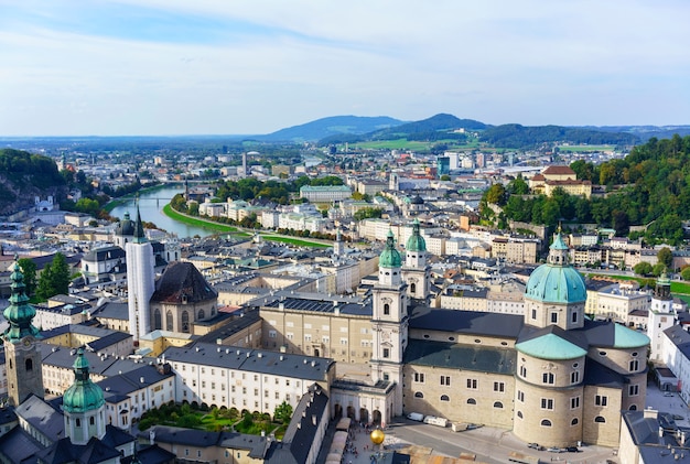 Wspaniały widok na miasto Salzburg , z widokiem na historyczne centrum , katedrę w Salzburgu i rzekę Salzach , wpisaną na Listę Światowego Dziedzictwa UNESCO , z twierdzy Hohensalzburg , Austria