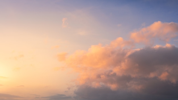 Wspaniały widok na niebo chmury cumulus z pomarańczowym światłem słonecznym o zachodzie słońca latem. Piękny cloudscape jako panorama tła przyrody o zachodzie słońca. Pogoda naturalnego światła dziennego złotego słońca