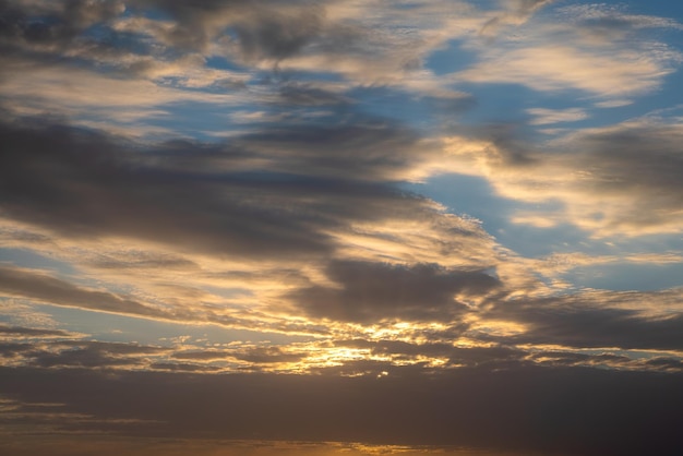 Wspaniały widok na niebo chmury cumulus z pomarańczowym światłem słonecznym o zachodzie słońca latem. Piękny cloudscape jako panorama tła przyrody o zachodzie słońca. Pogoda naturalnego światła dziennego złotego słońca