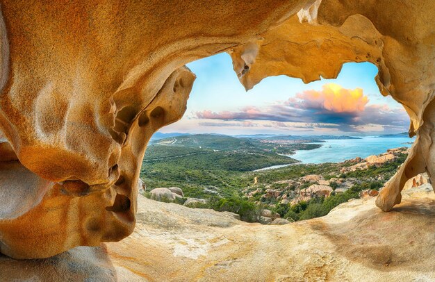 Zdjęcie wspaniały widok na palau z popularnego celu podróży bear rock roccia dell'orso