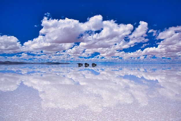 Zdjęcie wspaniały widok na słone jezioro uyuni