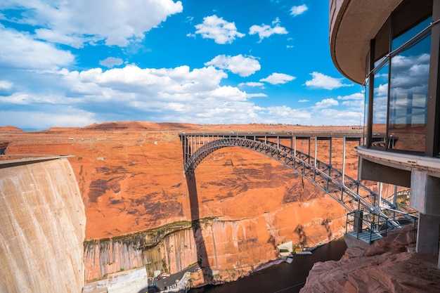 Wspaniały widok na tamę Glen Canyon i rzekę Kolorado w Page Arizona