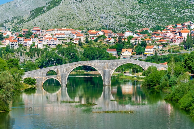 Wspaniały widok na Trebinje z wysokości starożytnej świątyni Hercegovachka-Gracanica