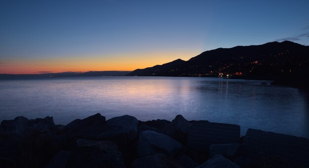 wspaniały zachód słońca na wybrzeżu Ligurii w Camogli