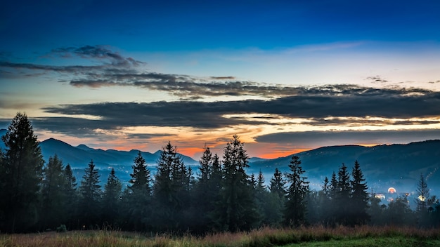 Wspaniały zachód słońca w Tatrach widok z Zakopanego