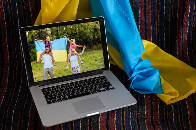 Wsparcie mediów cyfrowych online dla Ukrainy. Pojęcie wolności i patriotyzmu. rodzina laptopów.