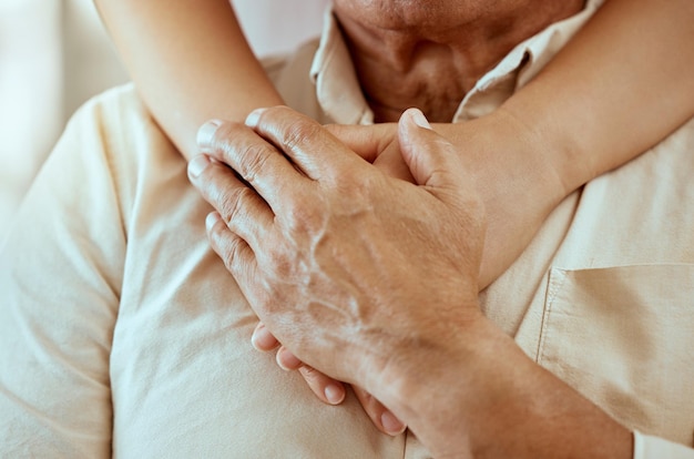 Wsparcie rąk i starszy mężczyzna z wygodą lub pomocą opiekuna w domu spokojnej starości Emerytowana empatia i zbliżenie pielęgniarki pocieszającej starszego emeryta lub pacjenta w placówce opieki