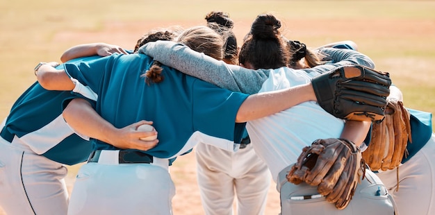 Wsparcie w baseballu i drużyna razem w grze motywacyjnej i treningu na boisku lub boisku Zawodniczki lub kluby współpracujące w zespole i rozmawiające podczas meczu sportowego na świeżym powietrzu latem