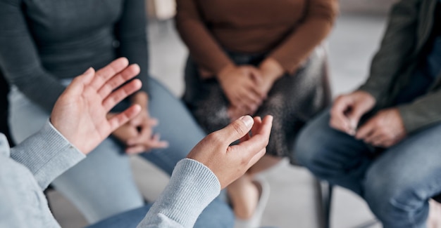 Wsparcie w terapii grupowej i zdrowiu psychicznym za pomocą rąk i pomoc ludziom w rozmowie o problemie i kryzysie Psychologia opieka zdrowotna i zaufanie szacunek i społeczność w poradnictwie dotyczącym traumy