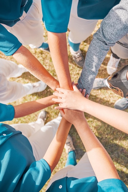 Wspieraj ręce drużynowe motywacja i sportowa gra w bejsbol na polu współpracy w pracy zespołowej i ludzi zaufanych podczas imprezy sportowej Sportowiec solidarny i wiara razem jako drużyna do zawodów