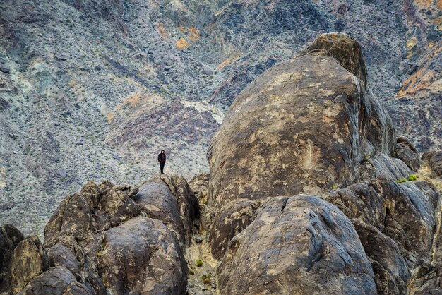 Zdjęcie wspinacz stojący na szczycie skały w parku narodowym doliny śmierci