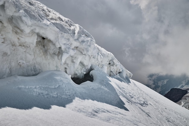 Wspinaczka Kazbek Gruzja szlak na szczyt Przyroda kaukaskich gór Kazbek wyprawa alpinistyczna