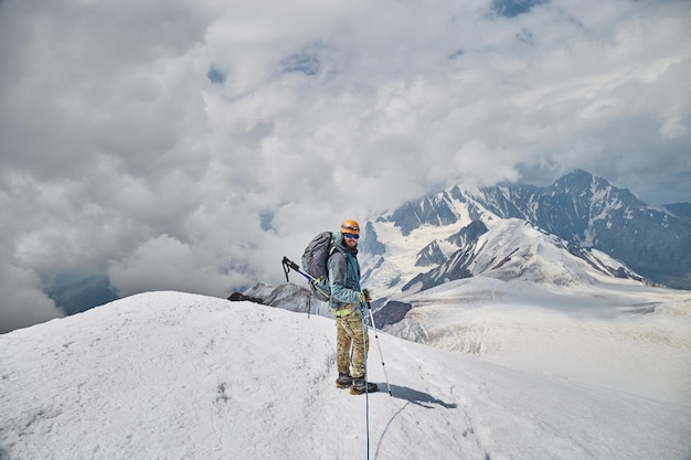 Wspinaczka na Kazbek Gruzja alpinista stojący na szczycie Przyroda kaukaskich gór Kazbek wyprawa alpinistyczna