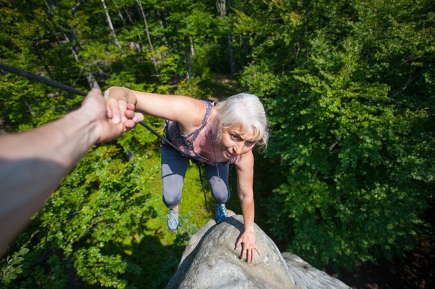 Wspinaczkowa Kobieta Wręcza Pomoc Jej Rockowej Kobiety