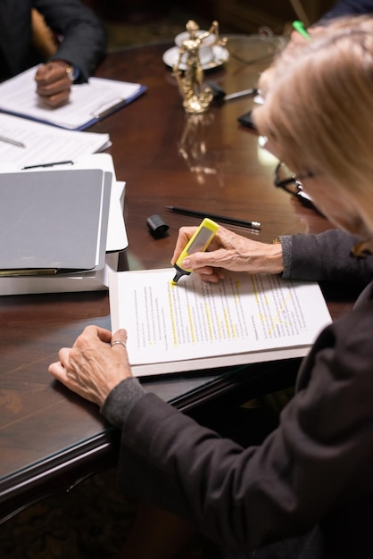 Współczesna bizneswoman lub prawnik podkreślający warunki nowej umowy