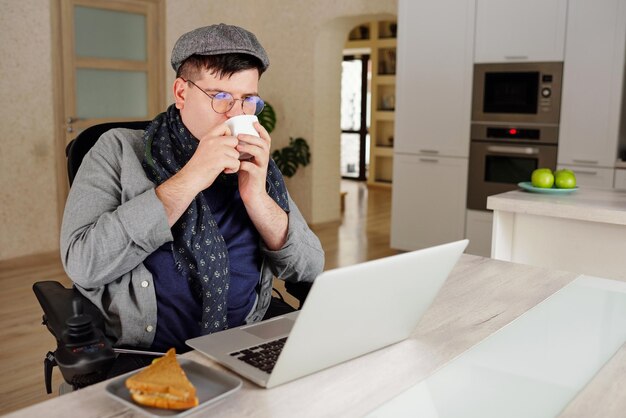 Współczesny biznesmen lub freelancer pijący kawę rano