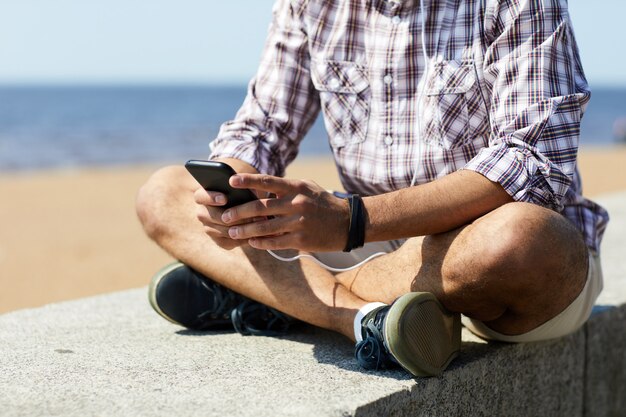 Współczesny Człowiek Za Pomocą Smartfona Na Plaży