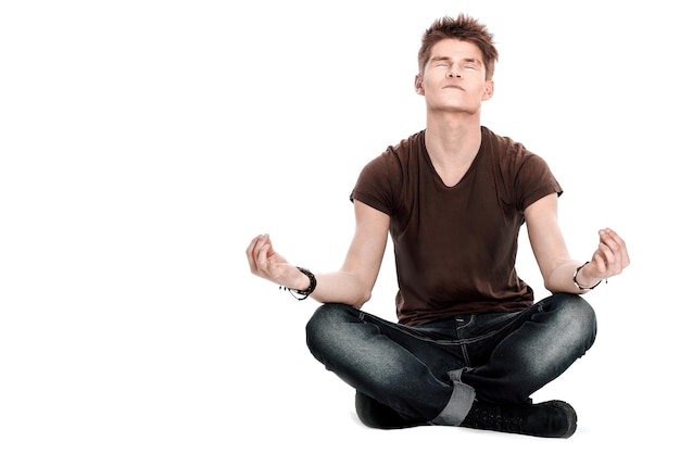 Współczesny facet medytuje siedząc na podłodze