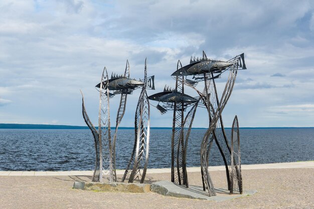 Zdjęcie współczesny obiekt sztuki rzeźby karelian fishki na nabrzeżu petrozavodsk karelia