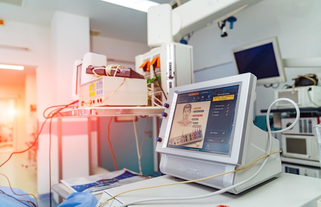Współczesny system medyczny na sali operacyjnej Monitor i wentylator maszynowy na sali szpitalnej Nowoczesny sprzęt do obrazowania funkcji życiowych pacjenta w szpitalu