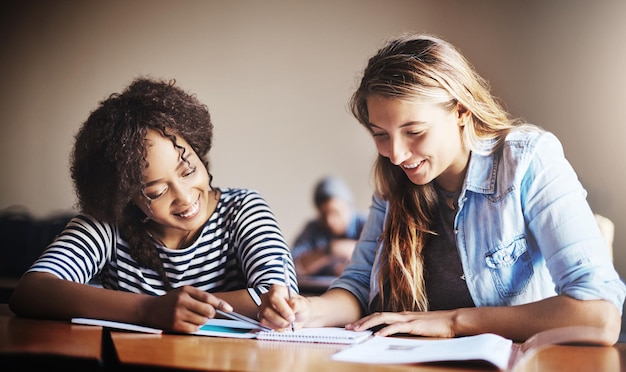 Wspólna praca nad naszym zadaniem Przycięte zdjęcie studentek w klasie