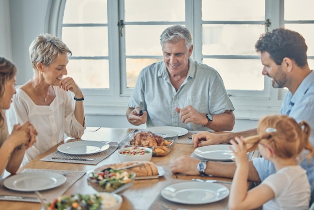 Wspólne jedzenie i szczęśliwy rodzinny obiad z chlebem z kurczaka i sałatką dietetyczną na ucztę w formie bufetu lub posiłek Więź miłosna i brunch z indyka na Święto Dziękczynienia dla rodziców, dziadków i dziecka