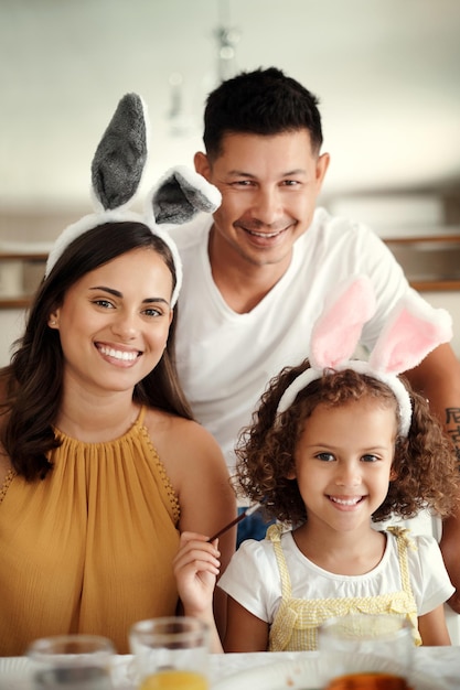 Wspólne spędzanie czasu jest ważne Ujęcie młodej rodziny spędzającej razem czas podczas Wielkanocy