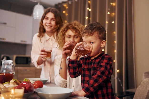 Wspólne spędzanie weekendu Szczęśliwa rodzina matki, córki i syna jest wieczorem w kuchni