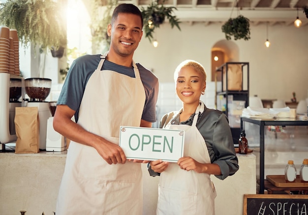 Współpracownicy i właściciele małych firm z otwartym znakiem i szczęśliwi w restauracji wspierający razem Współpraca zespołowa i przyjaciele uśmiechnięci do rozwoju startupu i dumni z sukcesu lub wizji