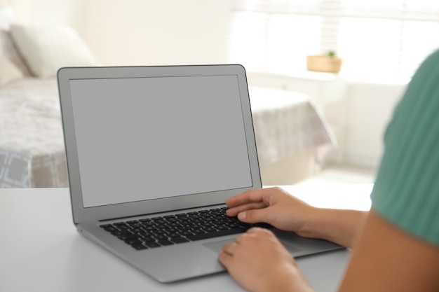 Współpracownicy pracujący razem online Młoda kobieta za pomocą czatu wideo na zbliżenie laptopa