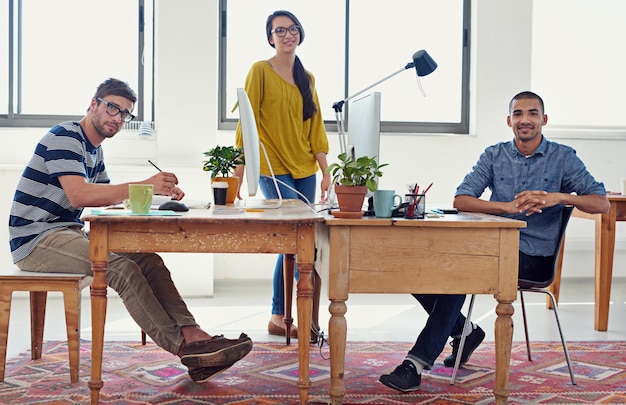 Zdjęcie współpracujący portret projektanta stron internetowych i zespół w biurze z pracą i współpracą małej firmy startupowa praca zespołowa i personel w miejscu pracy z komunikacją grupy z projektem graficznym
